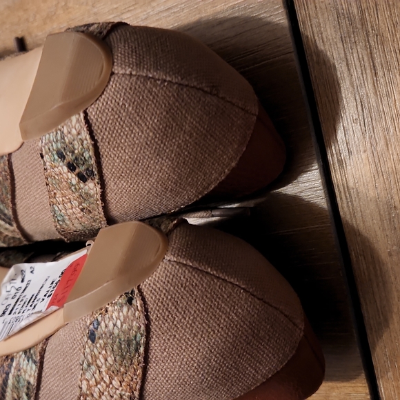 NWT SAKS OFF 5TH BEAUTIFUL LACE UP  FLATS - Picture 7 of 12